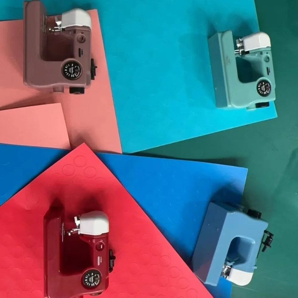 Mini Sewing Machine Ornament – Plastic Decorative Model Figurine